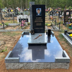 Классическое благоустройство участка памяти — Вариант 1