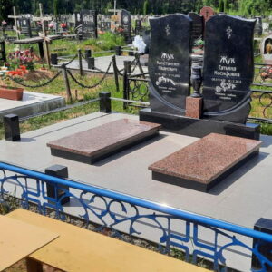 Минималистичное благоустройство участка памяти