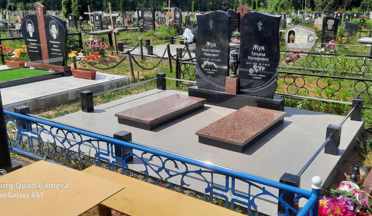 Минималистичное благоустройство участка памяти